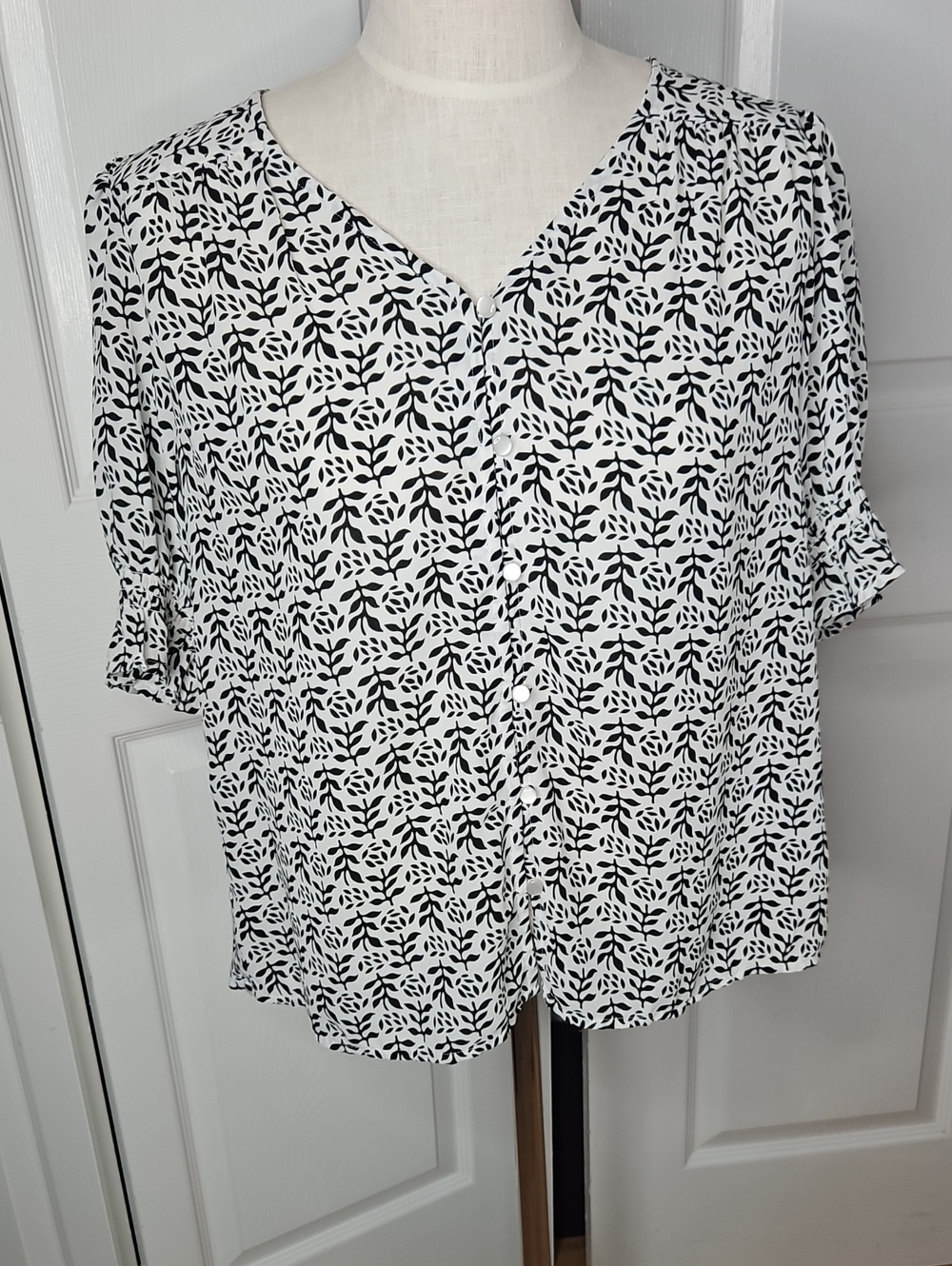 LOFT Black & White Leaf-Print V-Neck Short Sleeve Button Blouse Size S